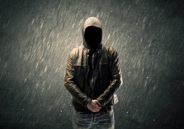 Kapüşonlu hayalet yüzlü adam