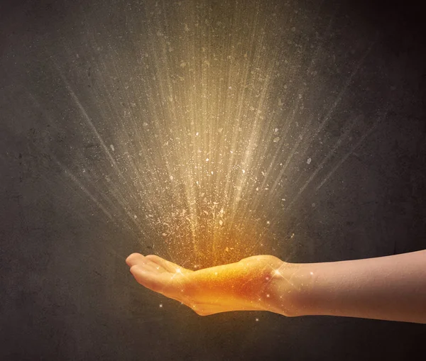 El tutma sarı ışık