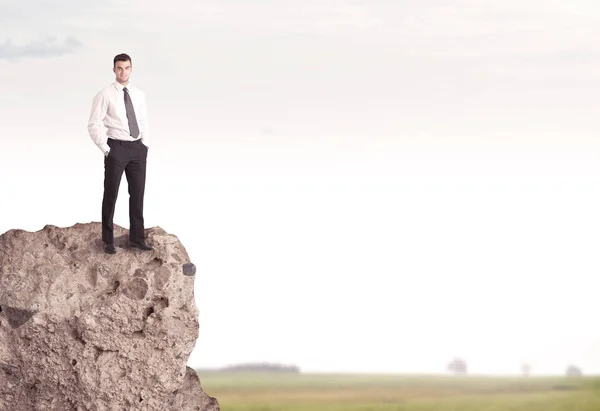 Heureux vendeur sur la falaise dans le pays — Photo