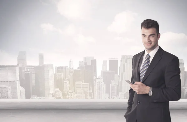 Sales person talking in front of city scape — Stock Photo, Image