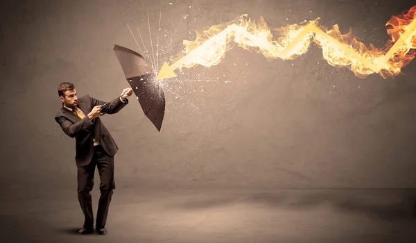 Uomo d'affari che si difende da una freccia di fuoco con un ombrello — Foto Stock