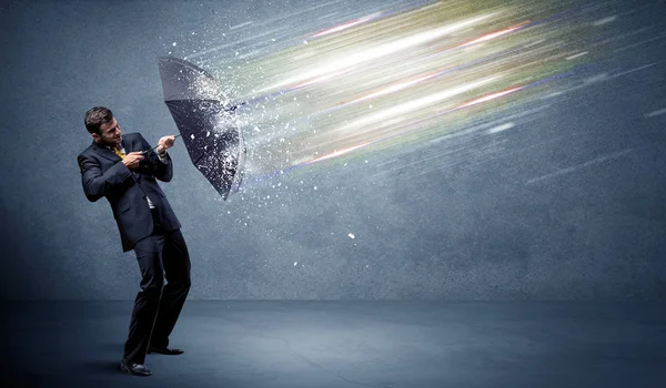 Επιχειρηματίας υπερασπίζεται δέσμη φωτός με ομπρέλα έννοια — Φωτογραφία Αρχείου