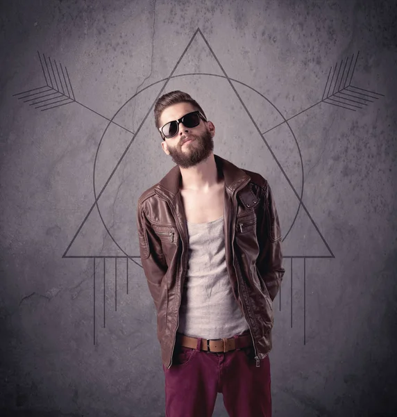 Sıradan komik erkek cep telefonu kullanıyor.