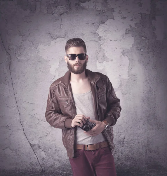 Schöner Hipster in modischer Kleidung — Stockfoto
