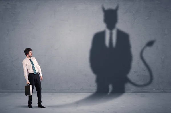 Üzleti ember nézi a saját ördög démon árnyék koncepció — Stock Fotó