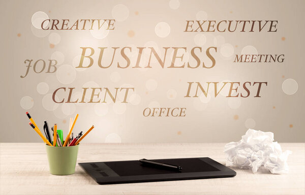 Рабочий стол с надписью на стене