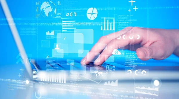 Yüksek teknoloji simgeleriyle elle basılan klavye tuşları