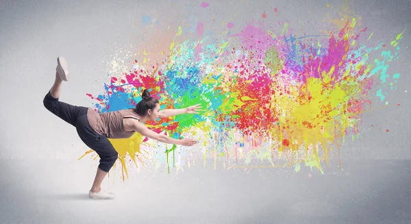 Jeune danseuse de rue colorée avec éclaboussure de peinture — Photo