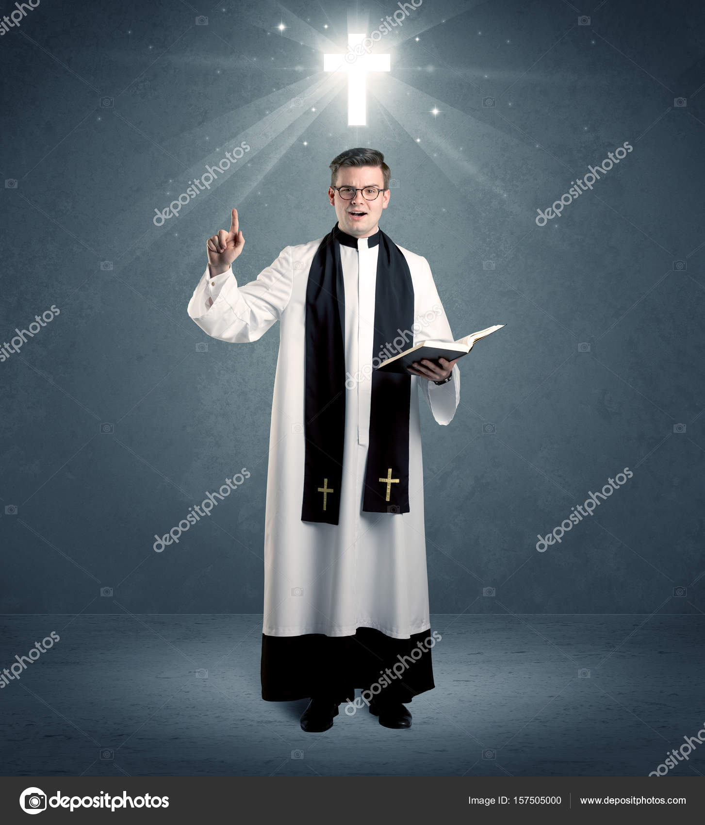 благословение у католиков. папа римский с крестом лгбт. жесты католических священников. католическое благословение. благословение католиков.