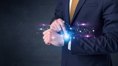 Smartwatch ağ kavramı ile.