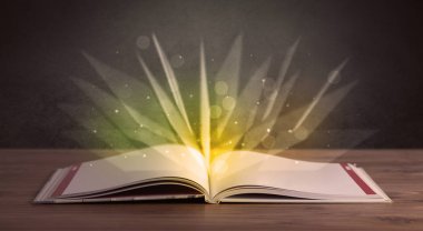 Kitap üzerinde sarı ışık 