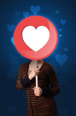 Kalp işareti tutan kadın