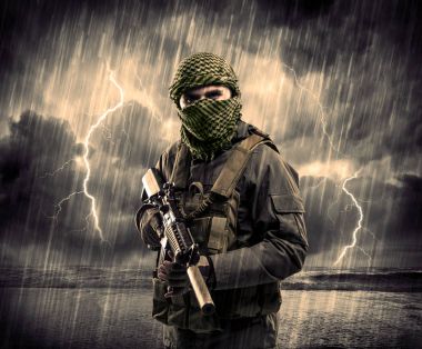 Maske ve bir fırtına silah ile tehlikeli silahlı terör wi