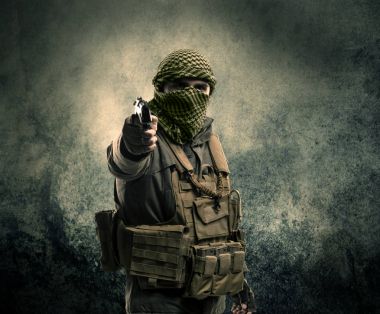Eski adam Maskeli silahlı askerlerle portresi