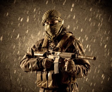 Tehlikeli ağır silahlı terörist asker grungy ra maske ile