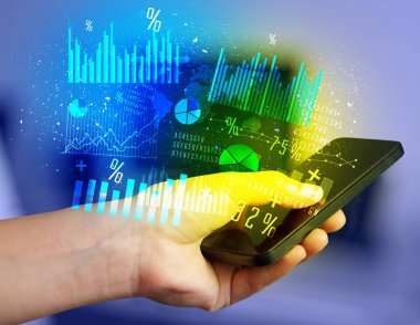 İş diyagramları ile Smartphone tutan el