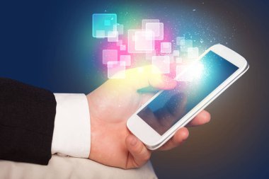 Soyut parlayan kareler ile akıllı telefon tutan el