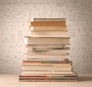 Karalama stilinde yazılmış matematik formülleri olan bir yığın kitap.