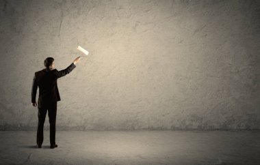 Boş duvarda duran tekerlekli patenci.