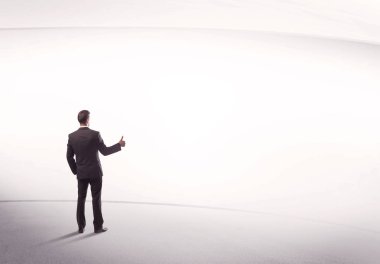 Çantası yerinde duran bir iş adamı.