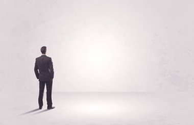 Saf hiçliğin içinde duran bir finans işçisi