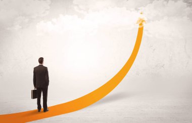 Turuncu ok üzerinde duran iş kişi