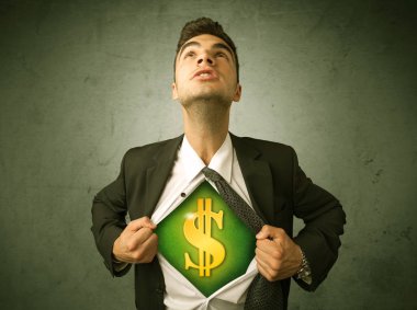 Gömleğini sandığının üstünde dolar işareti olan kapalı yırtılma işadamı