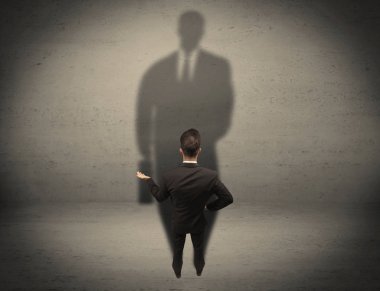 İş adamı büyük gölge kavramına bakıyor
