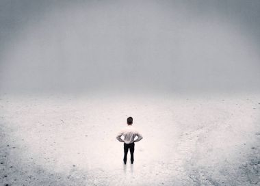 Kentsel boş alanda duran iş adamı