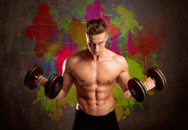 Renkli duvarı ve kilosu olan güçlü bir adam.