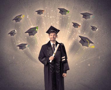 Birçok uçan şapkayla üniversite mezunu.