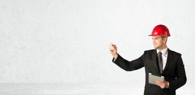 Boşlukta çizim yapan genç mimar