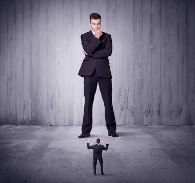 Büyük patron küçük iş adamına lokma atıyor.