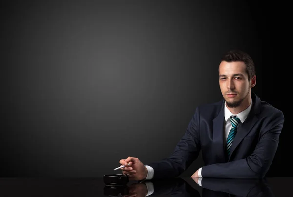 Empresario sosteniendo cigarrillo . — Foto de Stock