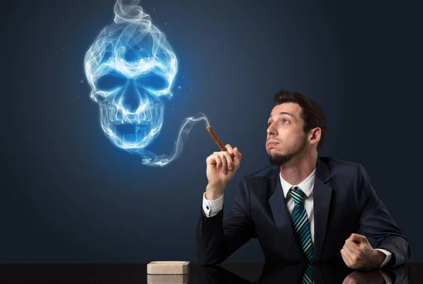 Empresário fumando um tabaco — Fotografia de Stock