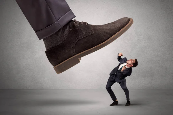 Zaměstnanec se bojí velkého šéfa nohy — Stock fotografie