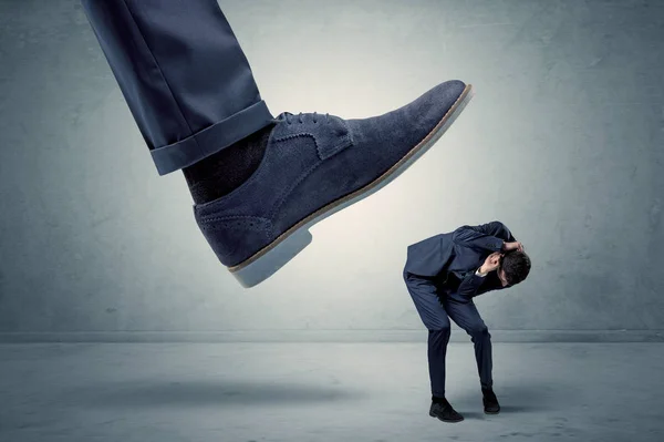 従業員の大きい靴によって踏みつぶされて得ること — ストック写真