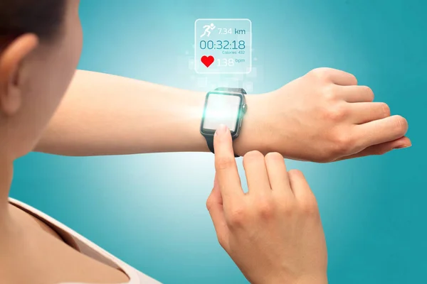 Mulher mão smartwatch . — Fotografia de Stock
