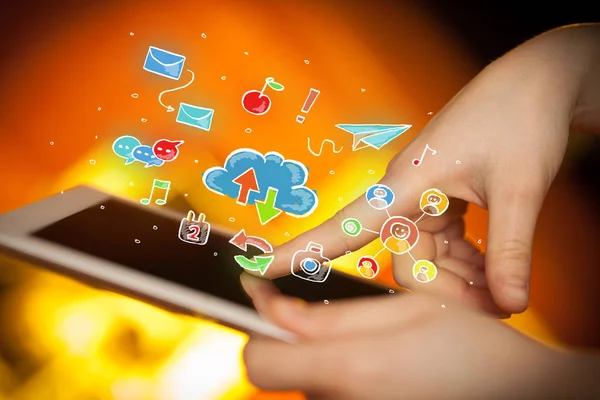 Prsty se dotýkají tablet s sociální ikony — Stock fotografie