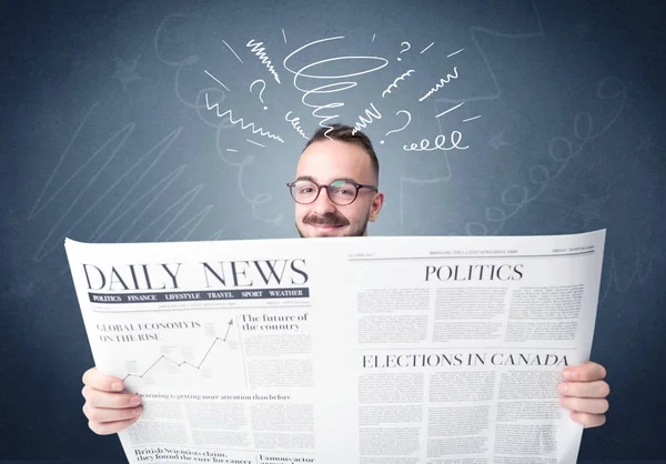 Geschäftsmann liest Zeitung — Stockfoto