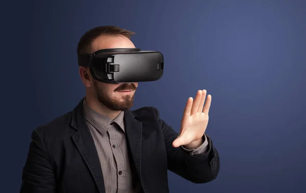 Üzletember, a virtuális valóság szemüveg — Stock Fotó