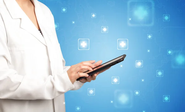 Female doctor with tablet — Stock Photo, Image