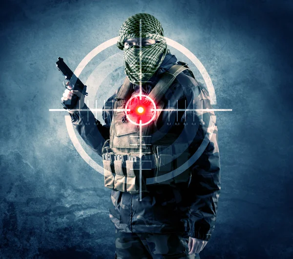 Gemaskerde terroristische man met geweer en laser doelwit op zijn lichaam — Stockfoto