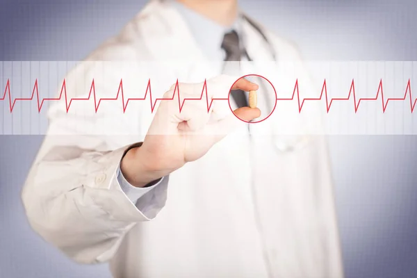 Ein Arzt mit einer Herztablette — Stockfoto