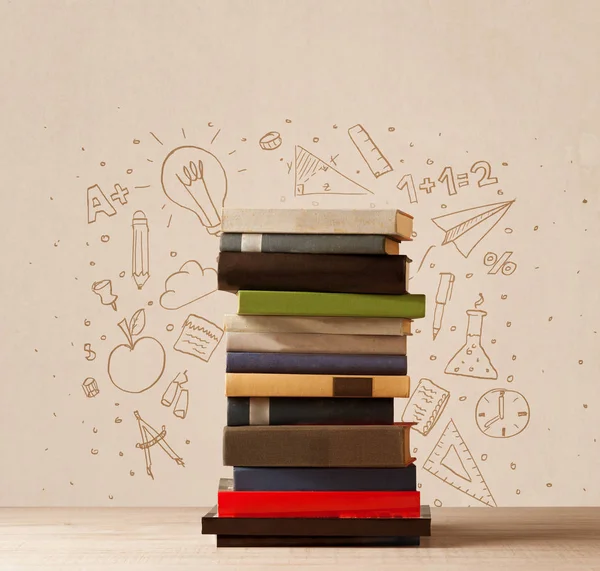 Een stapel boeken op tafel met handgetekende schetsen. — Stockfoto