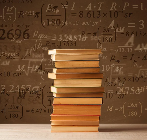 Bücher über Vintage-Hintergrund mit mathematischen Formeln — Stockfoto