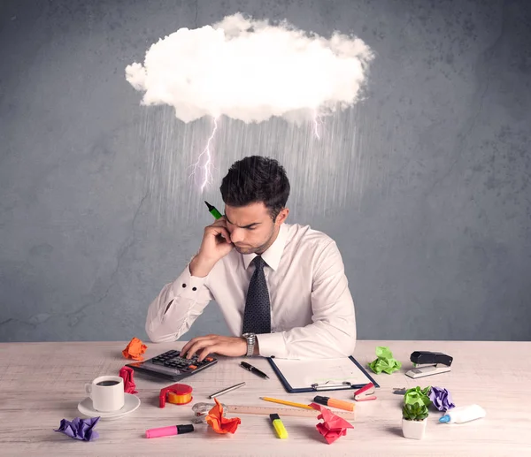 Uitgespannen zakenman aan het bureau — Stockfoto