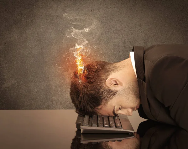 Triste empresário 's cabeça pegando fogo — Fotografia de Stock