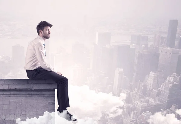 Sales person sitting on building edge in city — Stock Photo, Image