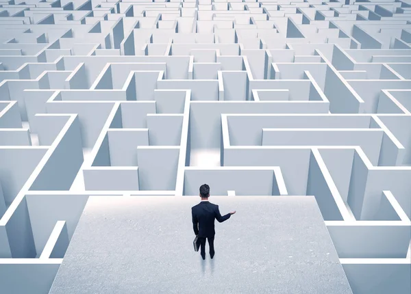 Üzletember bámulja a végtelen labirintus — Stock Fotó